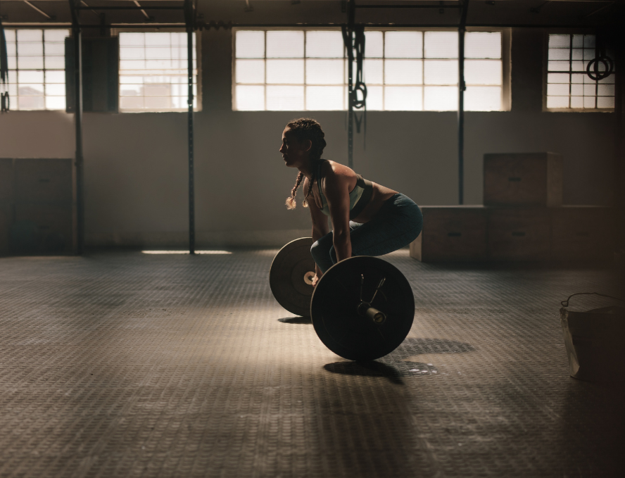 Mujer haciendo pesas